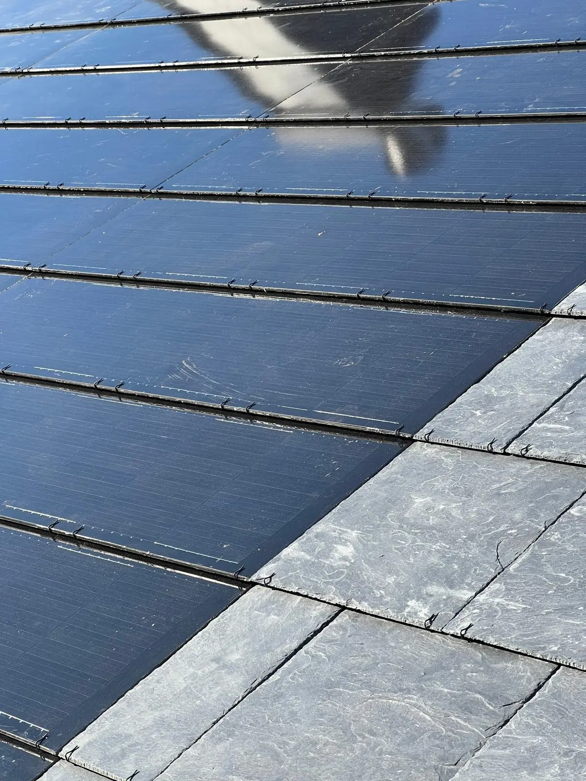 Detailansicht der flächenbündigen Solarmodule, Referenzobjekt 1