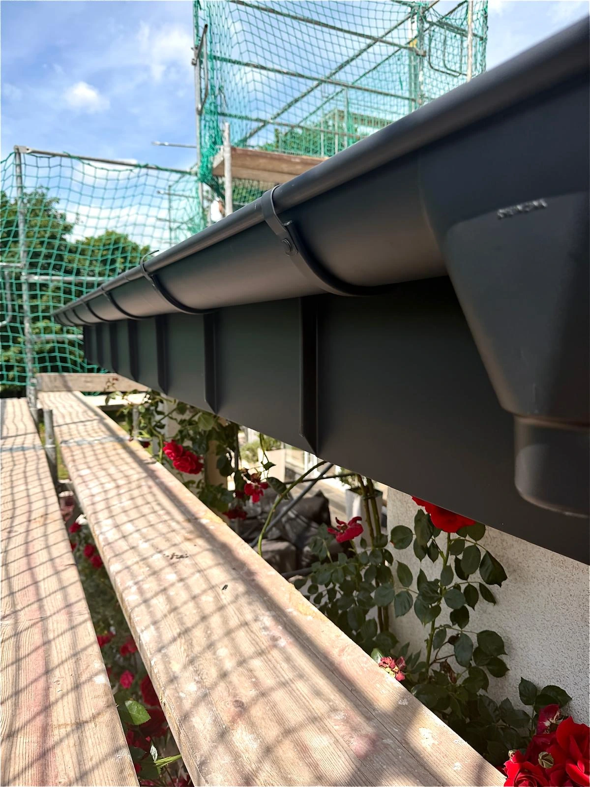 Detailansicht der flächenbündigen Solarmodule, Referenzobjekt 3